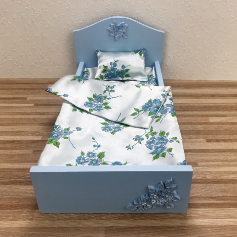 niebieskie łóżeczko dla lalek z kompletem pościeli - materac z prześcieradłem, kołderka i miękka poduszeczka