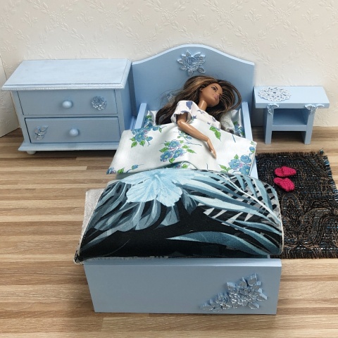 Srebrne Różyczki - wybierz łóżeczko do pokoju księżniczki ze srebrnym ornamentem