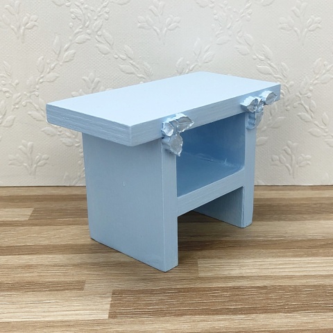 szafka nocna do błękitnej sypialni dla lalek ze srebrnymi różyczkami