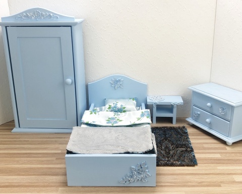 zestaw drewnianych mebelków dla lalek do błękitnej sypialni ze srebrnymi różyczkami