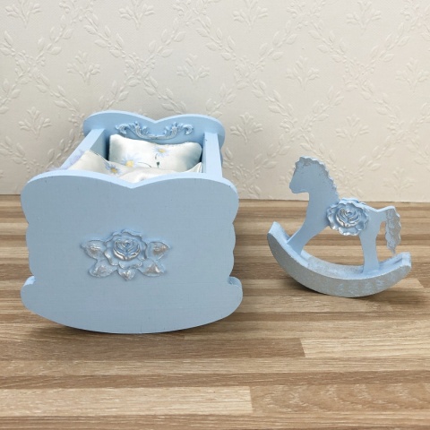 Srebrne Różyczki - wybierz łóżeczko do pokoju księżniczki ze srebrnym ornamentem