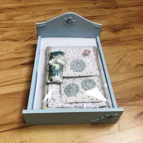 Srebrne Różyczki - wybierz łóżeczko do pokoju księżniczki ze srebrnym ornamentem