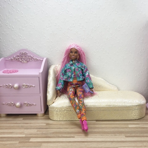 Zaczarowany Pokój Księżniczki - skompletuj zestaw mebelków do domku dla lalek ze złotym ornamentem