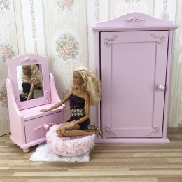 Zaczarowany Pokój Księżniczki - skompletuj zestaw mebelków do domku dla lalek ze złotym ornamentem