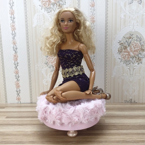 Zaczarowany Pokój Księżniczki - skompletuj zestaw mebelków do domku dla lalek ze złotym ornamentem