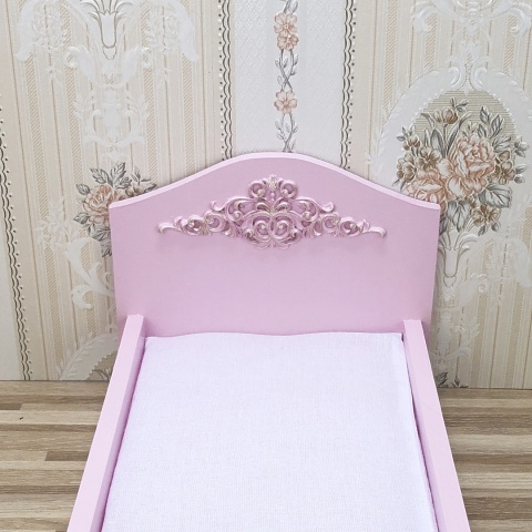 Zaczarowany Pokój Księżniczki - wybierz łóżeczko do sypialni ze złotym ornamentem