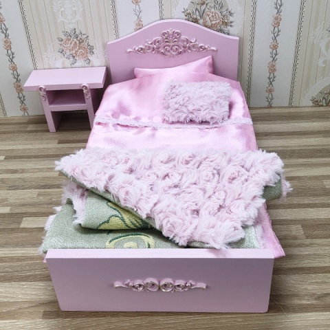 Zaczarowany Pokój Księżniczki - wybierz łóżeczko do sypialni ze złotym ornamentem