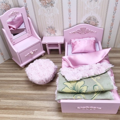 Zaczarowany Pokój Księżniczki - wybierz łóżeczko do sypialni ze złotym ornamentem