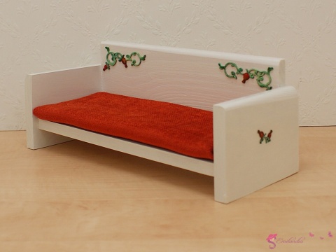 drewniana sofa dla lalek z czerwonym materacem - dzika róża