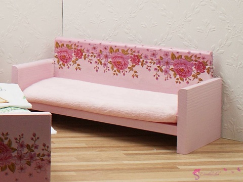 drewniana sofa dla lalek z różowym materacem - Różowy Ogródek