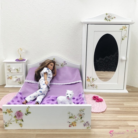 Drewniane mebelki dla lalek w stylu shabby chic – zestaw sypialniany z łóżkiem, szafką nocną i szafą ozdobioną kwiatami.