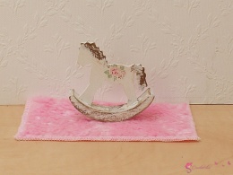 Rocking horse – konik na biegunach dla lalki w pastelowych kolorach