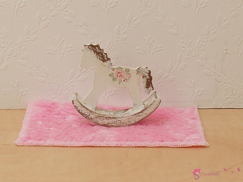 Rocking horse – konik na biegunach dla lalki w pastelowych kolorach