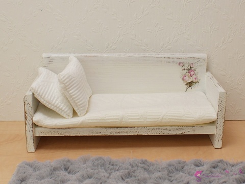 Sofa shabby chic z dekoracyjnymi poduszeczkami