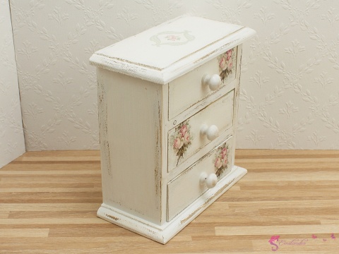 Komoda shabby chic z trzema szufladkami i dekoracją decoupage