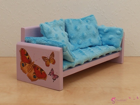sofa do domku dla lalek - kolorowe motylki