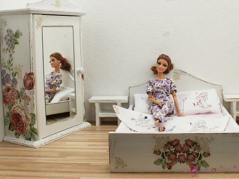 drewniana sypialnia z prawdziwym lusterkiem na szafie, podwójnym łóżkiem i szafkami nocnymi - Letni Ogród