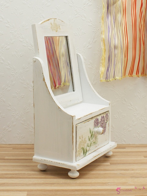 Toaletka z lusterkiem dla lalek ozdobiona decoupage