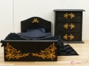 Elegancka sypialnia dla lalek w stylu glamour – czarno-złote łóżko, szafka nocna i wysoka komoda z dodatkami.