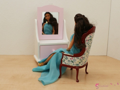 Miniaturowe krzesło obok lalki Barbie dla pokazania skali (1:6)