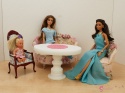 Miniaturowe krzesło obok lalki Barbie dla pokazania skali (1:6)