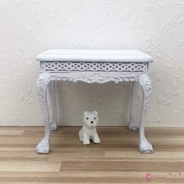 Miniaturowy stolik przyścienny do domku dla lalek, skala 1:6, widok z przodu