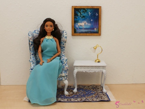 Miniaturowy stolik przyścienny w skali 1:6 obok lalki Barbie dla zobrazowania rozmiaru