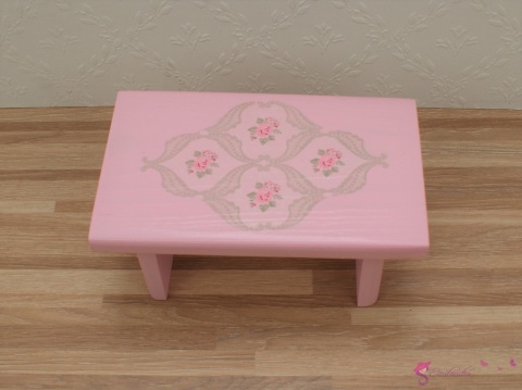 Stoliczek kawowy z serwetką decoupage różyczki