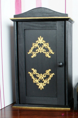 Czarna, drewniana szafa dla lalek ze złotymi ornamentami I