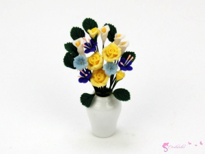 Miniaturowe kwiaty w białym wazonie