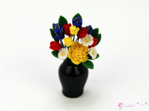 Miniaturowe kwiaty w ciemnym wazonie