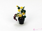 Miniaturowe kwiaty w czarnym wazonie
