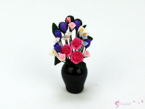 Miniaturowe kwiaty w czarnym wazonie