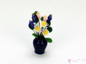 Miniaturowe kwiaty w granatowym wazonie